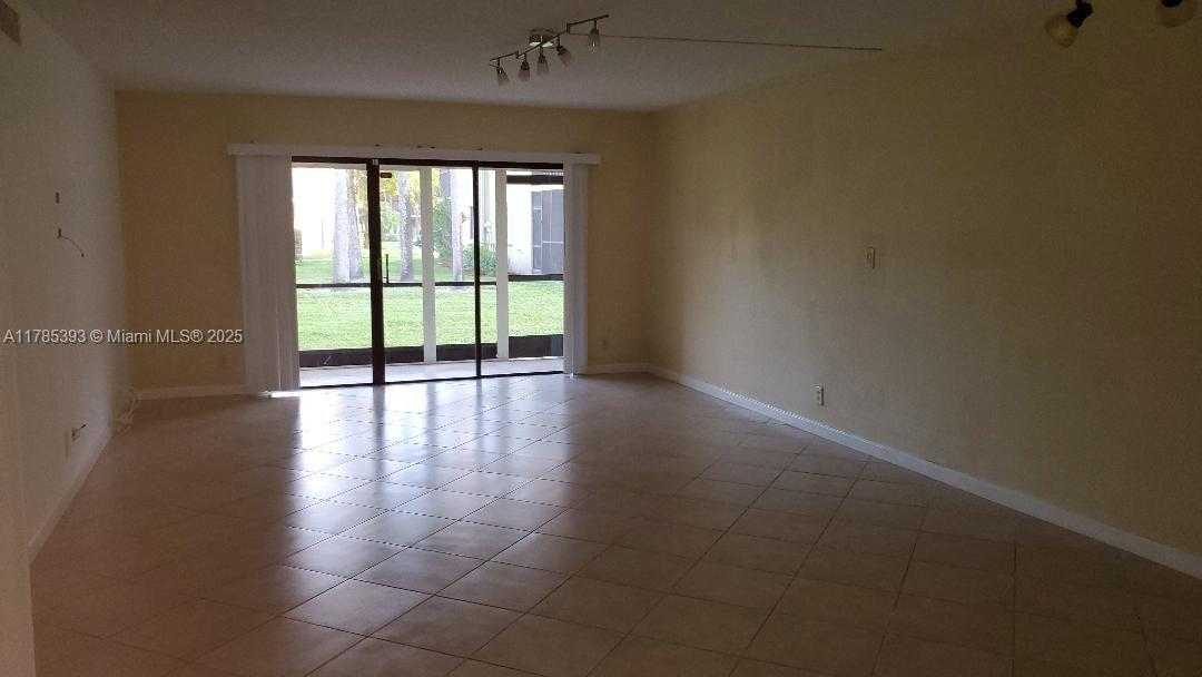 Small Image of 307 LAKEVIEW DR #102, Weston Number 3