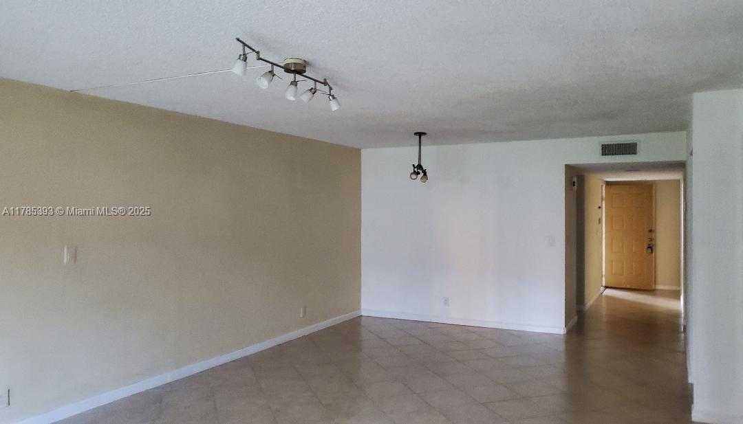 Small Image of 307 LAKEVIEW DR #102, Weston Number 5