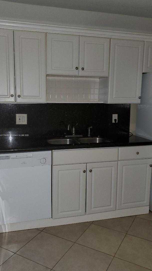 Small Image of 307 LAKEVIEW DR #102, Weston Number 7
