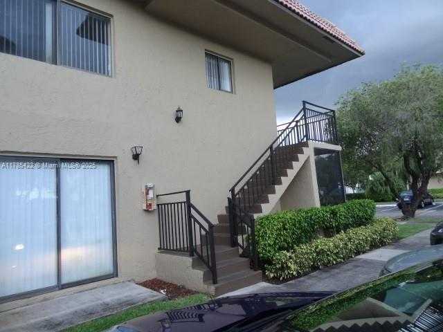 Small Image of 342 LAKEVIEW DR #105, Weston Number 4
