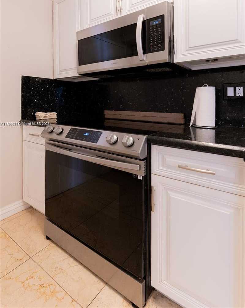 Small Image of 18011 BISCAYNE BLVD #902, Aventura Number 7