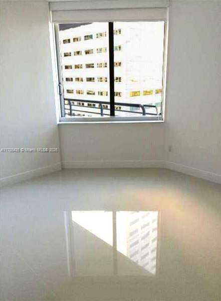 Small Image of 325 Biscayne Blvd, Miami, FL 33131, USA Number 17