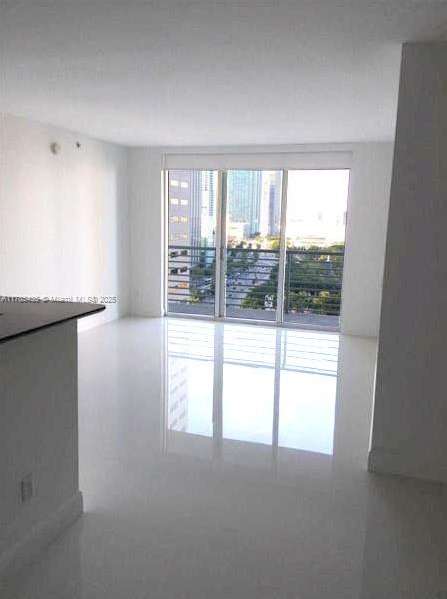 Small Image of 325 Biscayne Blvd, Miami, FL 33131, USA Number 2
