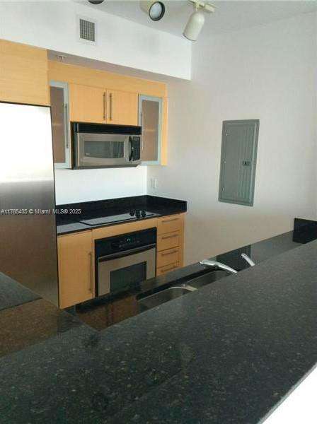 Small Image of 325 Biscayne Blvd, Miami, FL 33131, USA Number 3