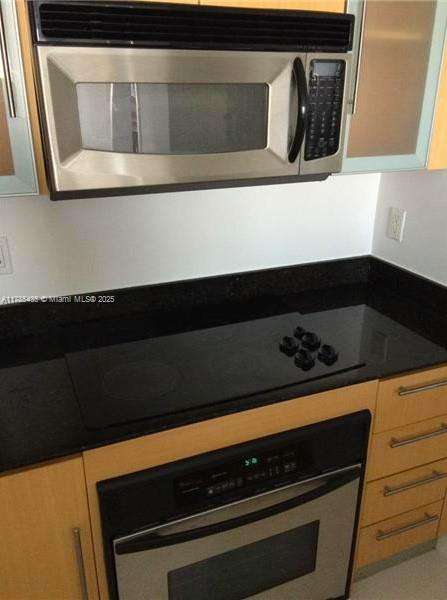 Small Image of 325 Biscayne Blvd, Miami, FL 33131, USA Number 5