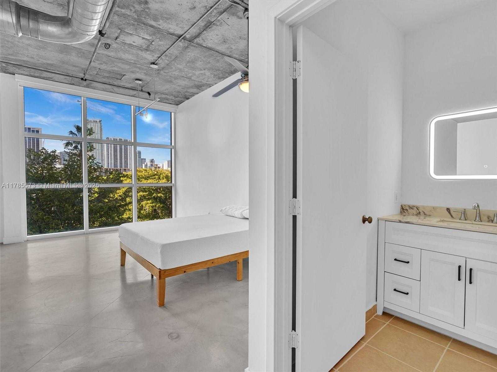 Small Image of 2001 BISCAYNE BLVD #3413, Miami Number 3