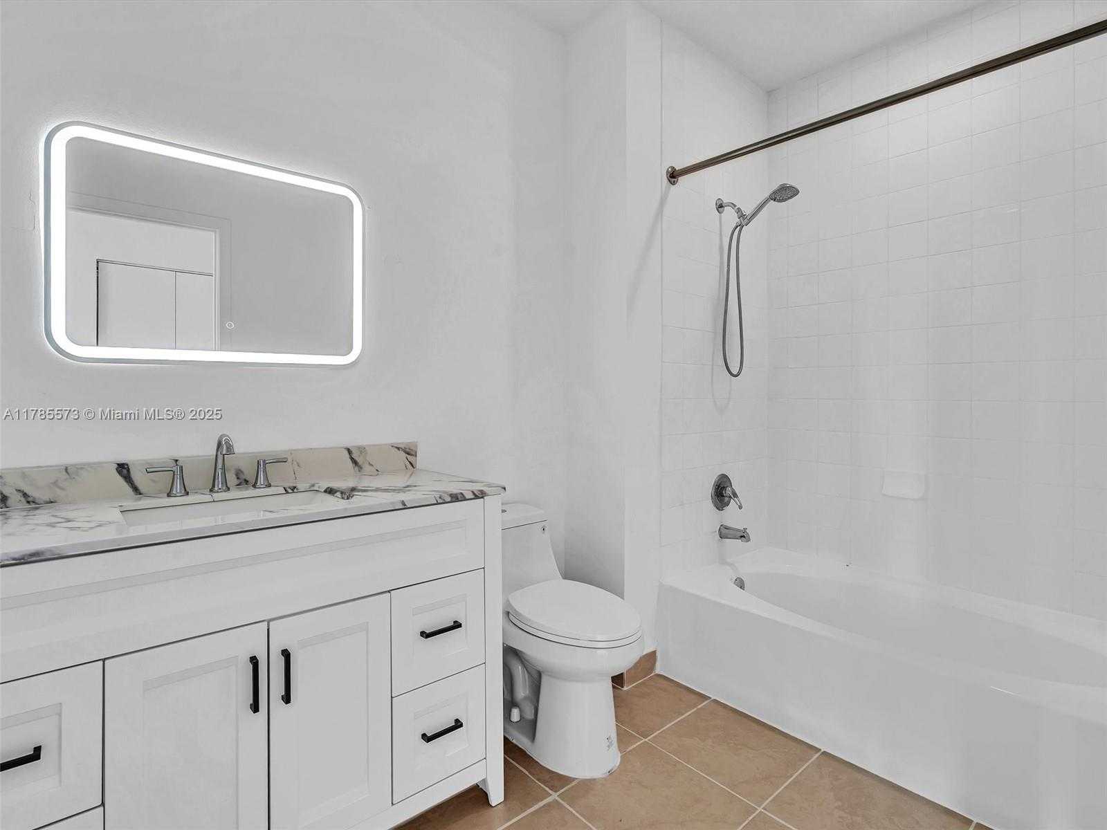Small Image of 2001 BISCAYNE BLVD #3413, Miami Number 4