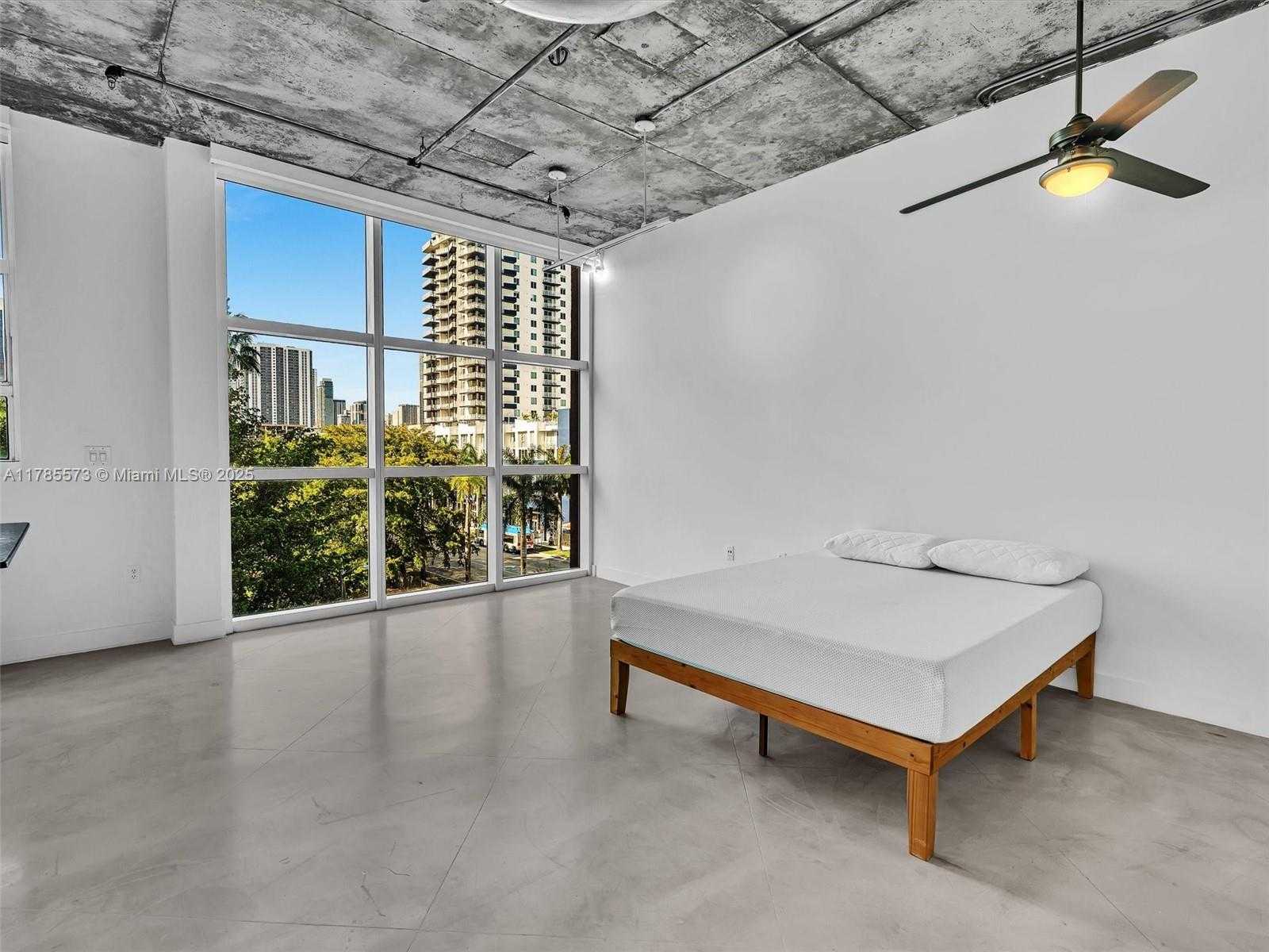 Small Image of 2001 BISCAYNE BLVD #3413, Miami Number 5