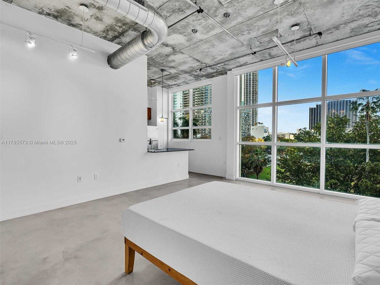 Small Image of 2001 BISCAYNE BLVD #3413, Miami Number 6