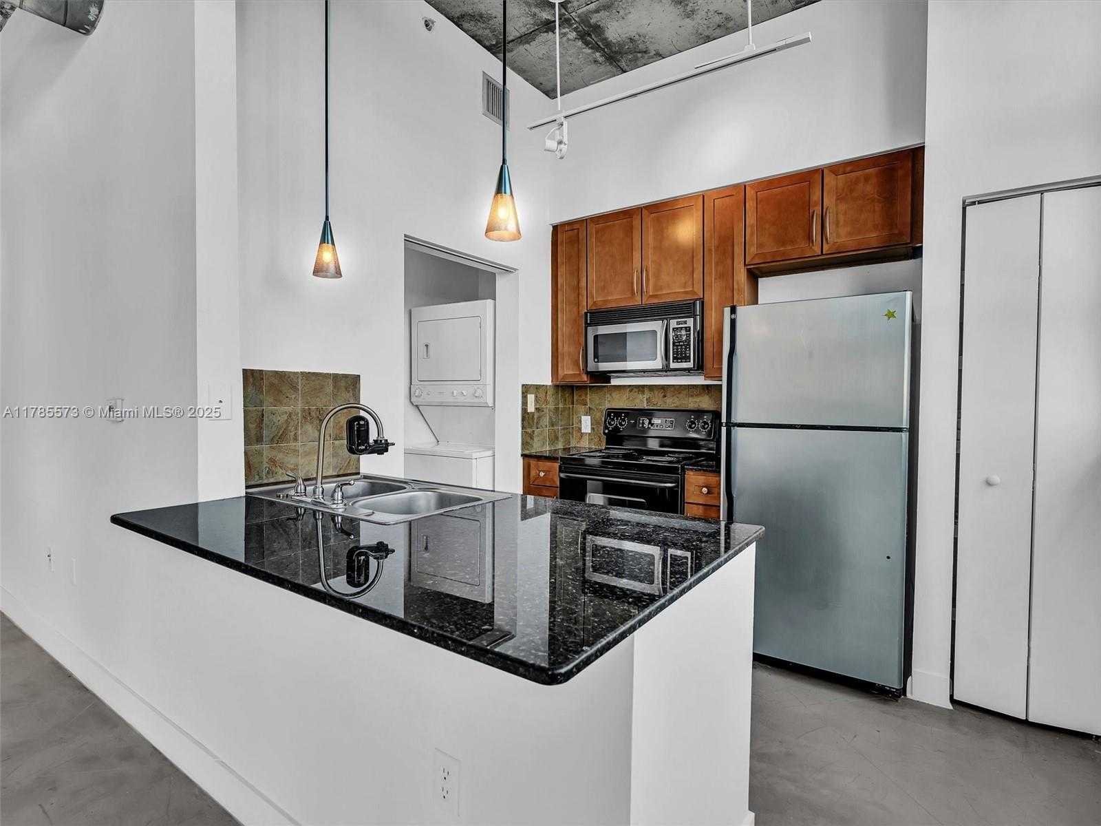 Small Image of 2001 BISCAYNE BLVD #3413, Miami Number 7