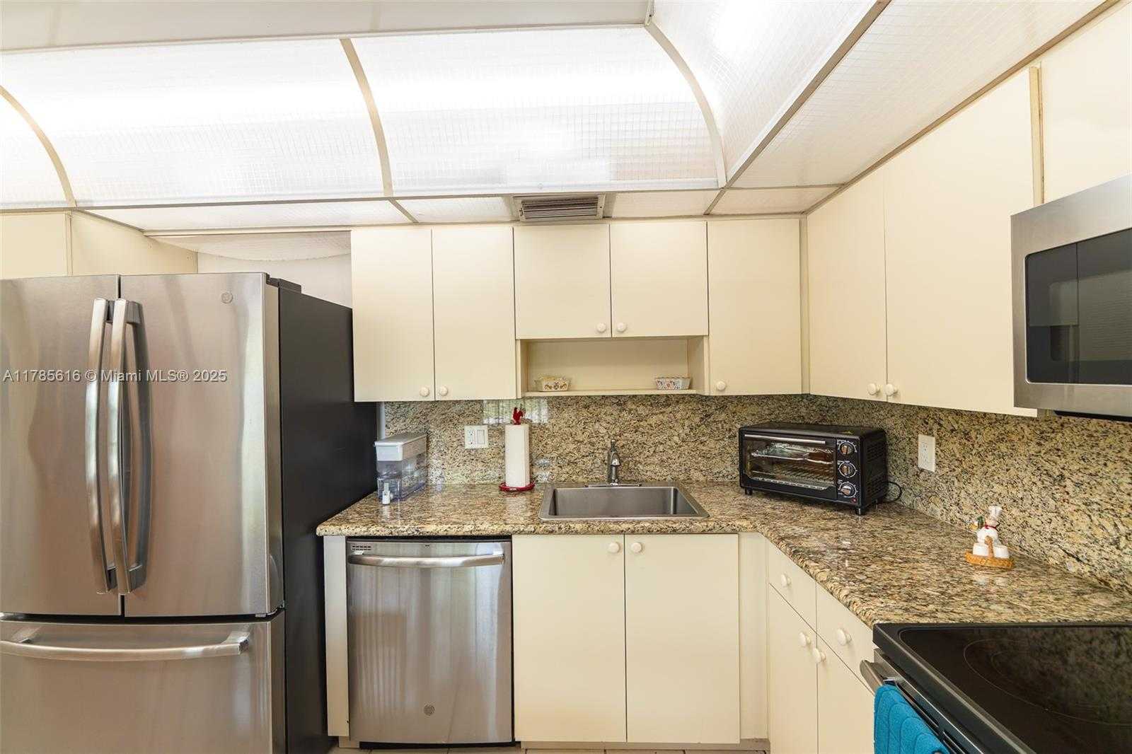 Small Image of 4221 WEST PALM AIRE DR #203, Pompano Beach Number 22