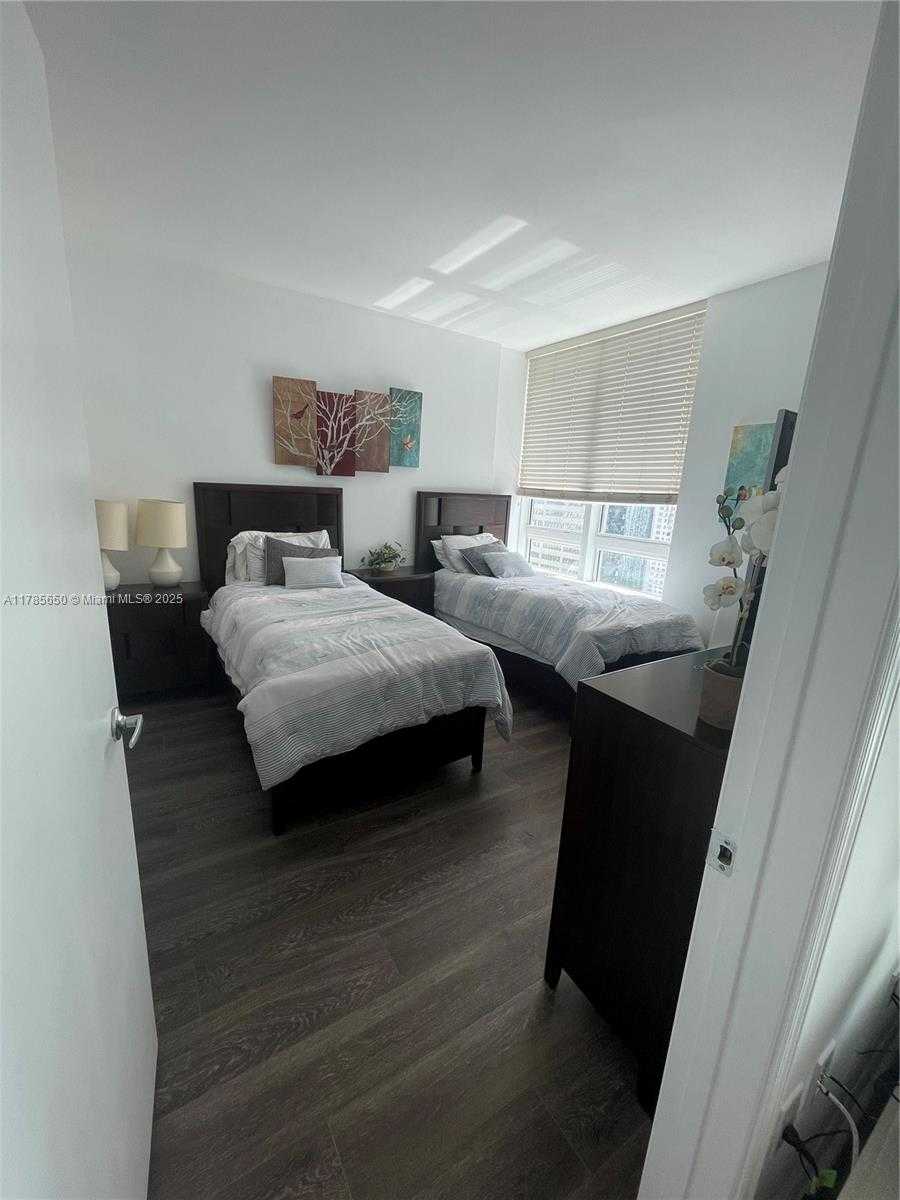 Small Image of 950 BRICKELL BAY DR #2907, Miami Number 16