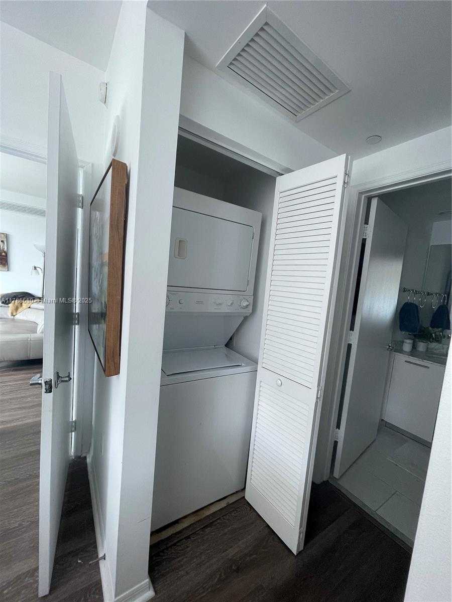 Small Image of 950 BRICKELL BAY DR #2907, Miami Number 18