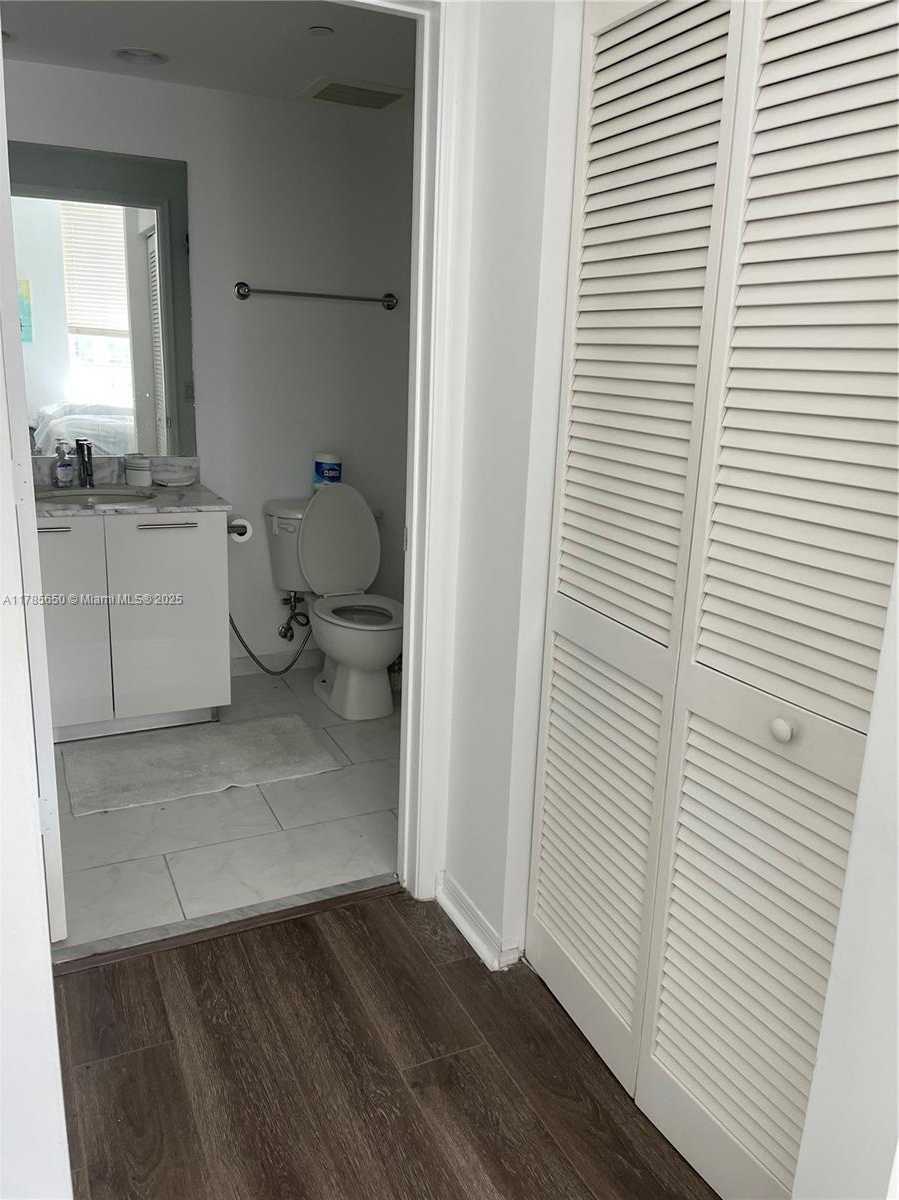 Small Image of 950 BRICKELL BAY DR #2907, Miami Number 19