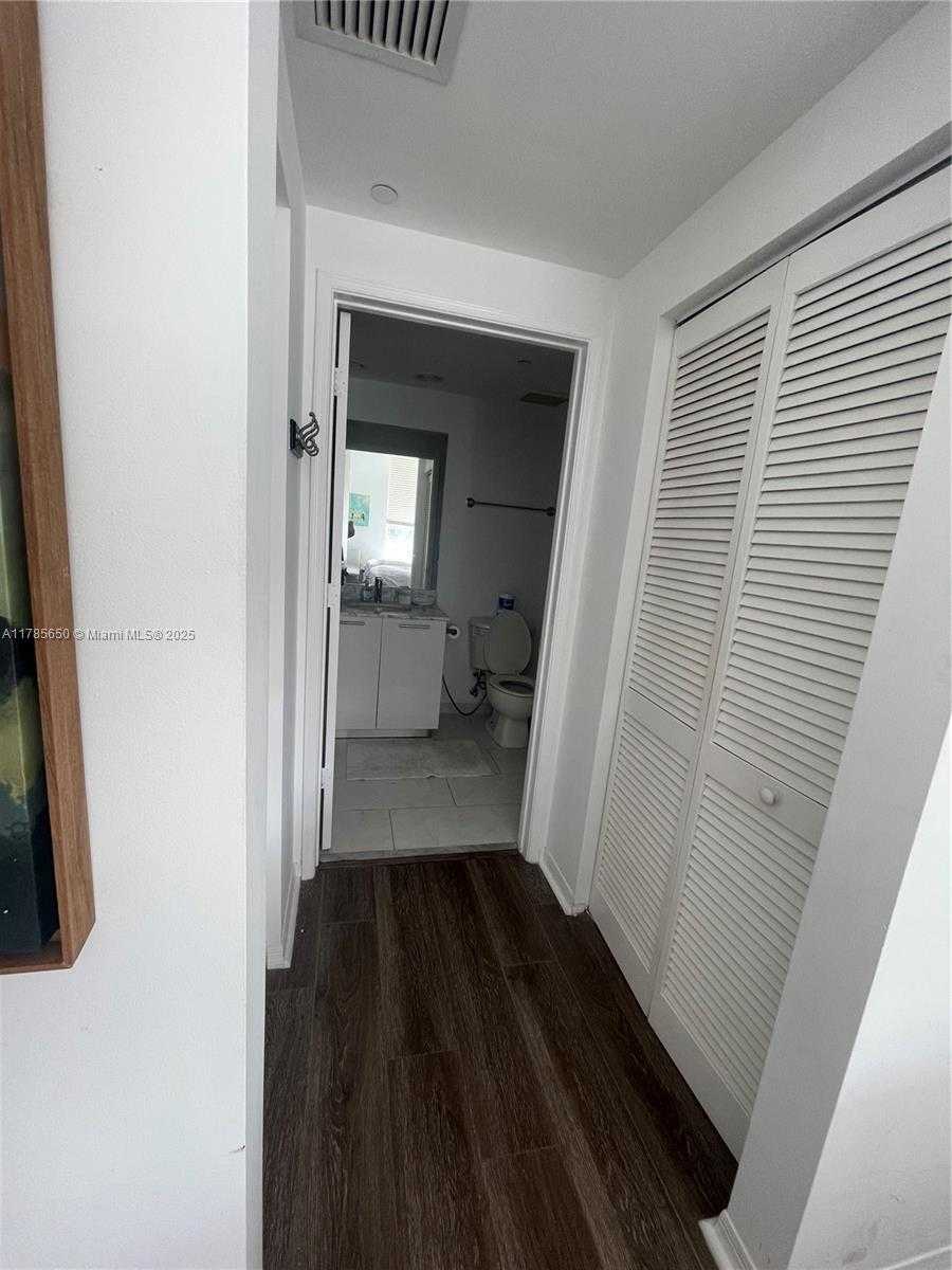 Small Image of 950 BRICKELL BAY DR #2907, Miami Number 20