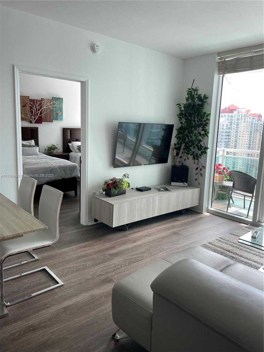 Small Image of 950 BRICKELL BAY DR #2907, Miami Number 4