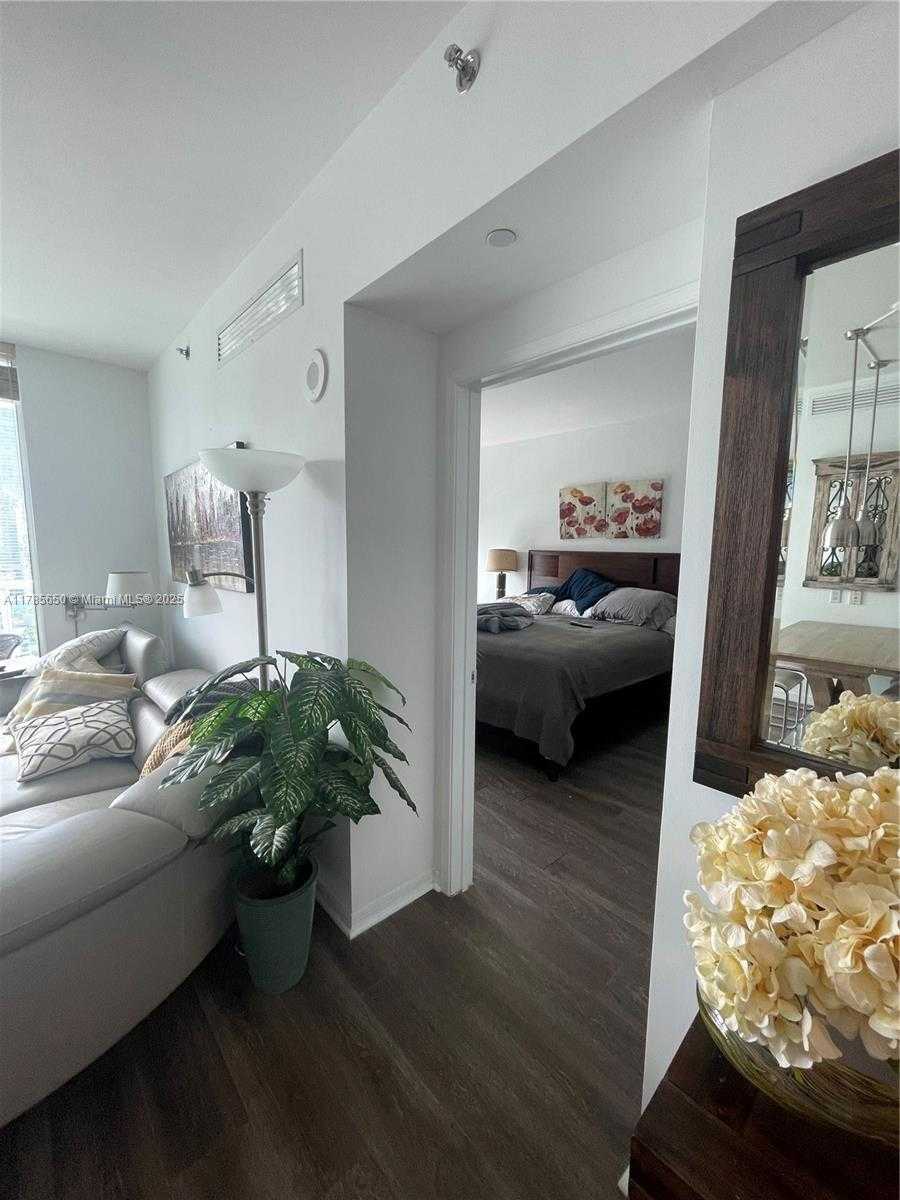 Small Image of 950 BRICKELL BAY DR #2907, Miami Number 6