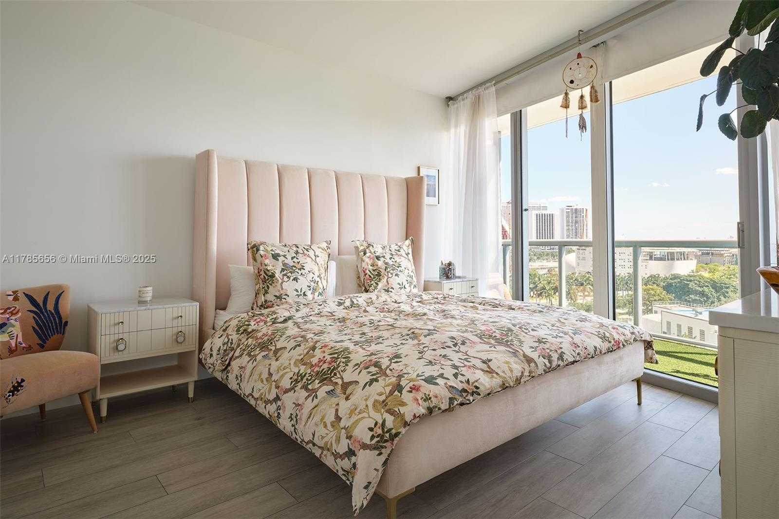 Small Image of 888 BISCAYNE BLVD #1009, Miami Number 7