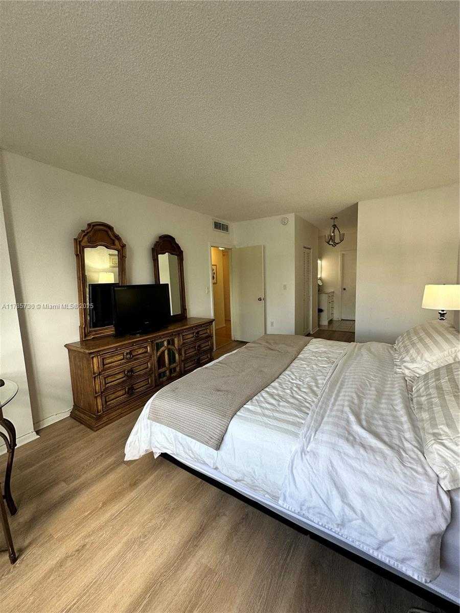 Small Image of 300 BAYVIEW DR #315, Sunny Isles Beach Number 14