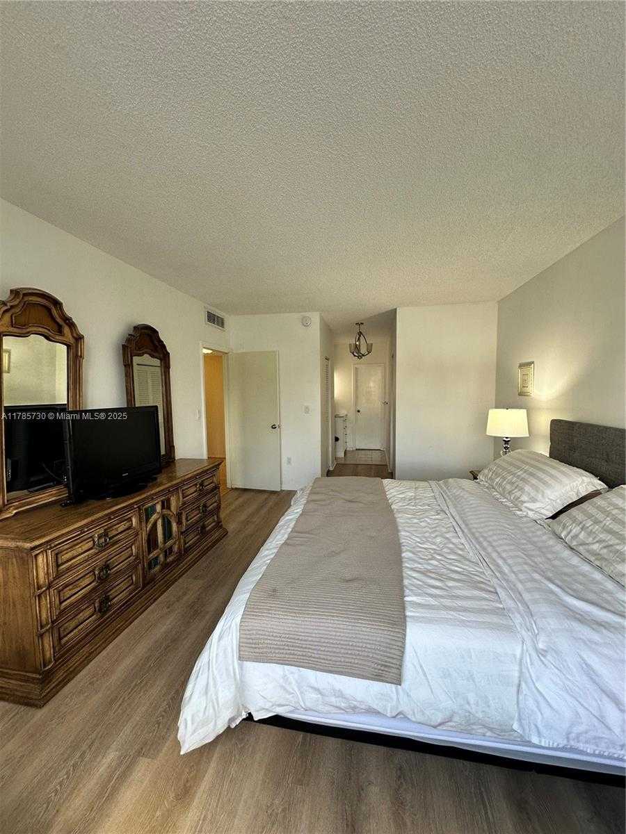Small Image of 300 BAYVIEW DR #315, Sunny Isles Beach Number 15
