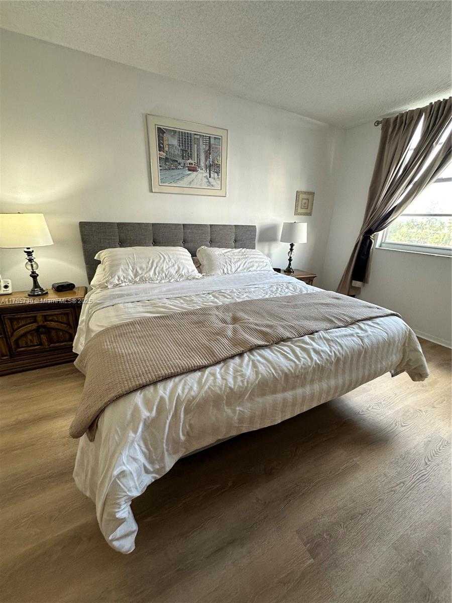Small Image of 300 BAYVIEW DR #315, Sunny Isles Beach Number 17