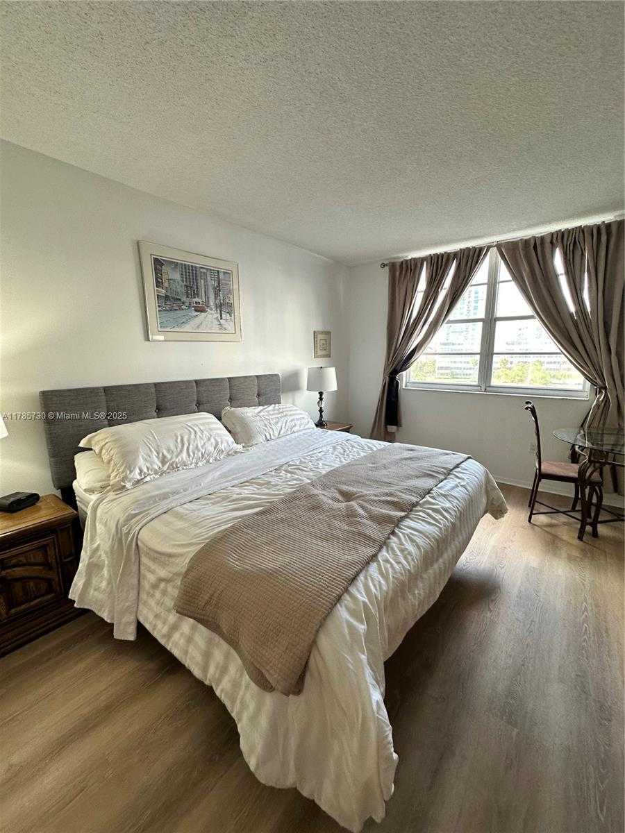 Small Image of 300 BAYVIEW DR #315, Sunny Isles Beach Number 18