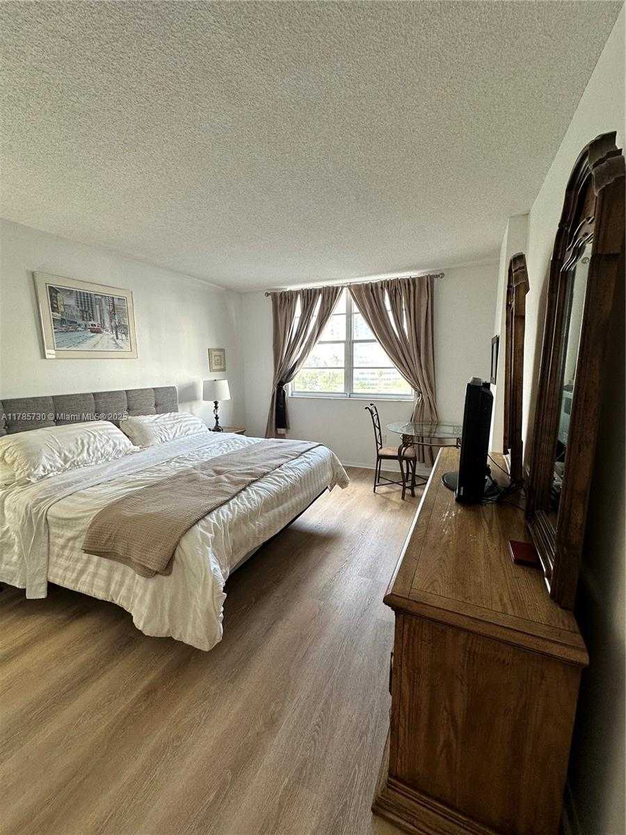Small Image of 300 BAYVIEW DR #315, Sunny Isles Beach Number 20