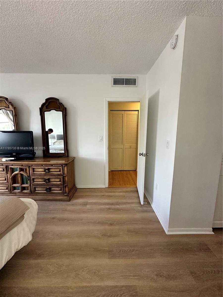 Small Image of 300 BAYVIEW DR #315, Sunny Isles Beach Number 21