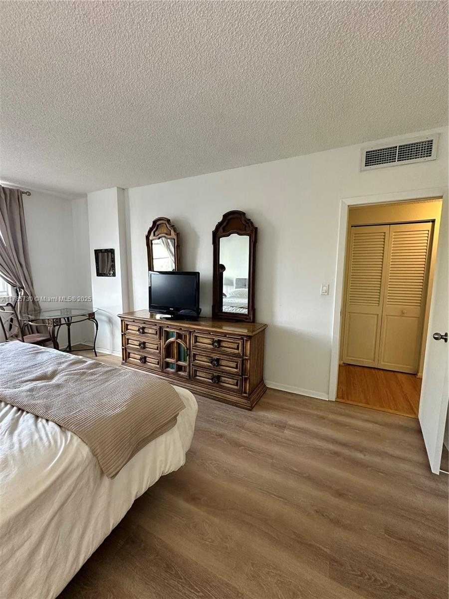 Small Image of 300 BAYVIEW DR #315, Sunny Isles Beach Number 22