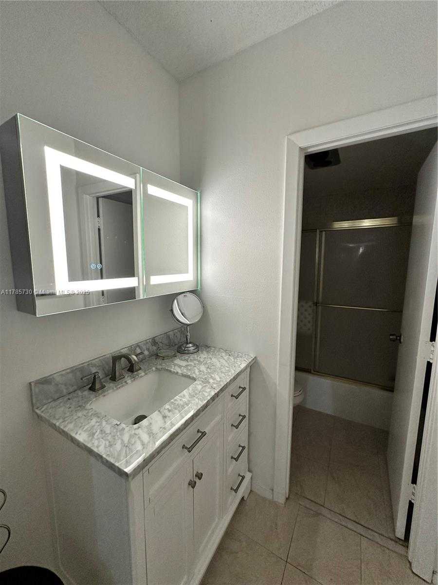 Small Image of 300 BAYVIEW DR #315, Sunny Isles Beach Number 26