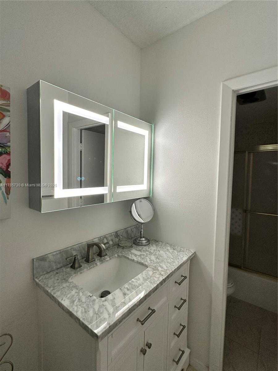 Small Image of 300 BAYVIEW DR #315, Sunny Isles Beach Number 27