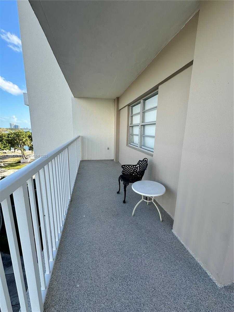Small Image of 300 BAYVIEW DR #315, Sunny Isles Beach Number 3