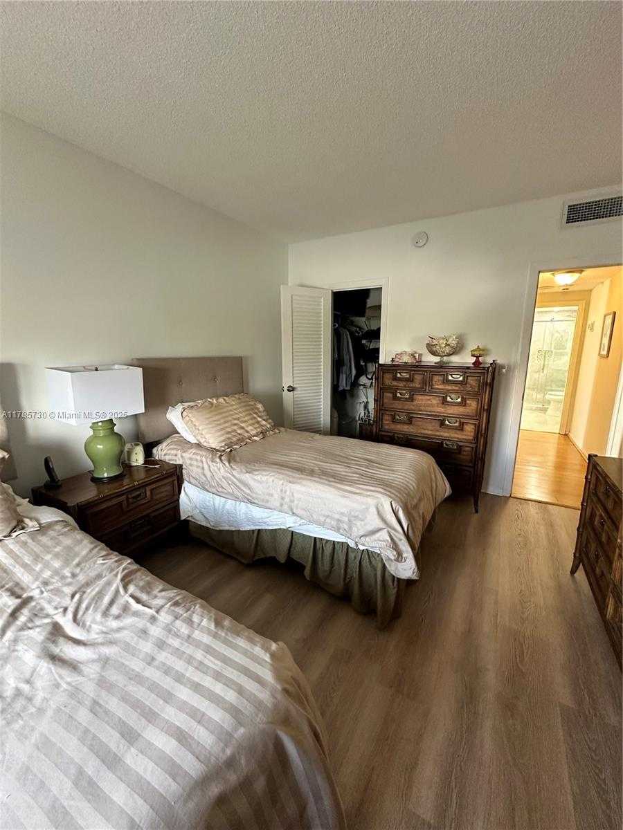 Small Image of 300 BAYVIEW DR #315, Sunny Isles Beach Number 9