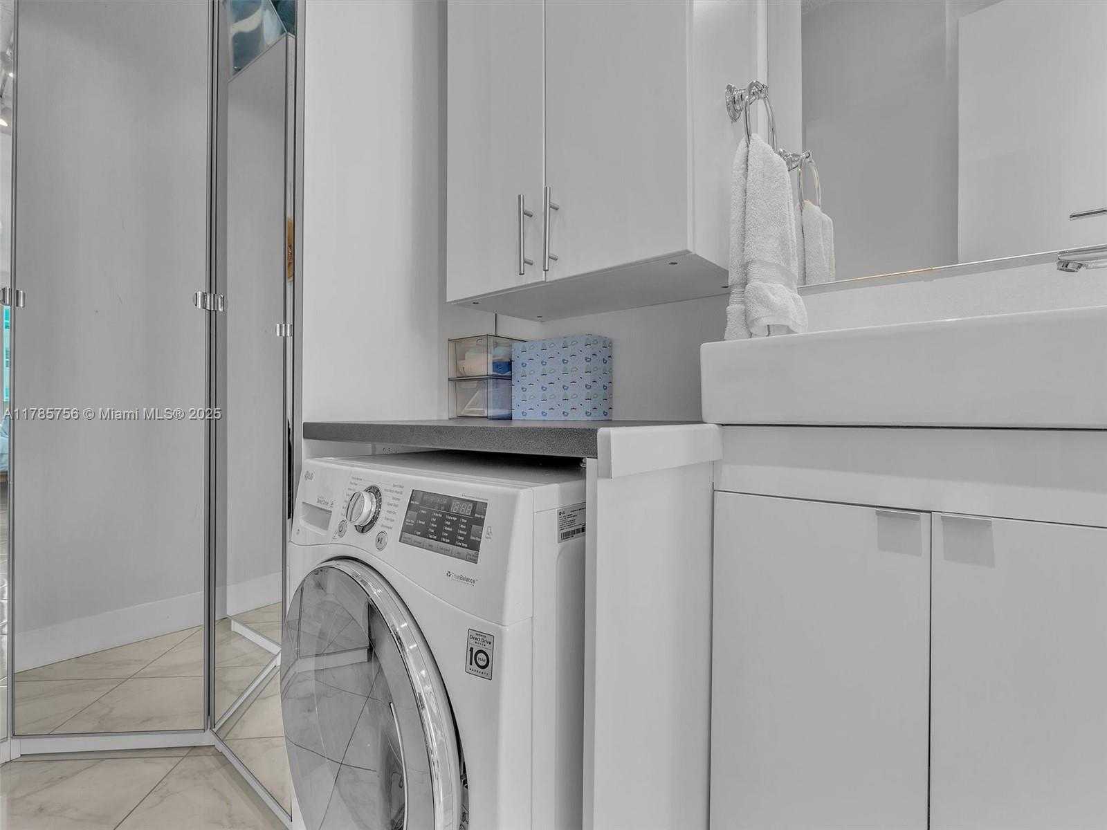 Small Image of 800 WEST AVE #PH06, Miami Beach Number 23