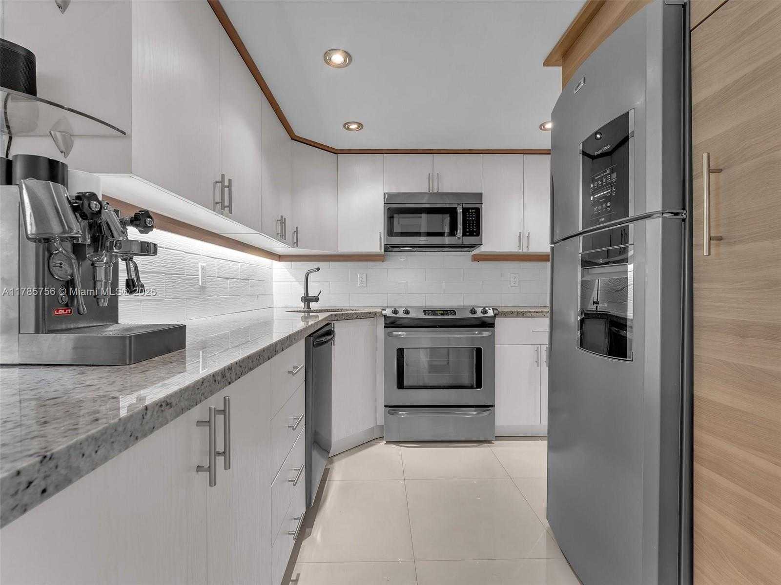 Small Image of 800 WEST AVE #PH06, Miami Beach Number 4