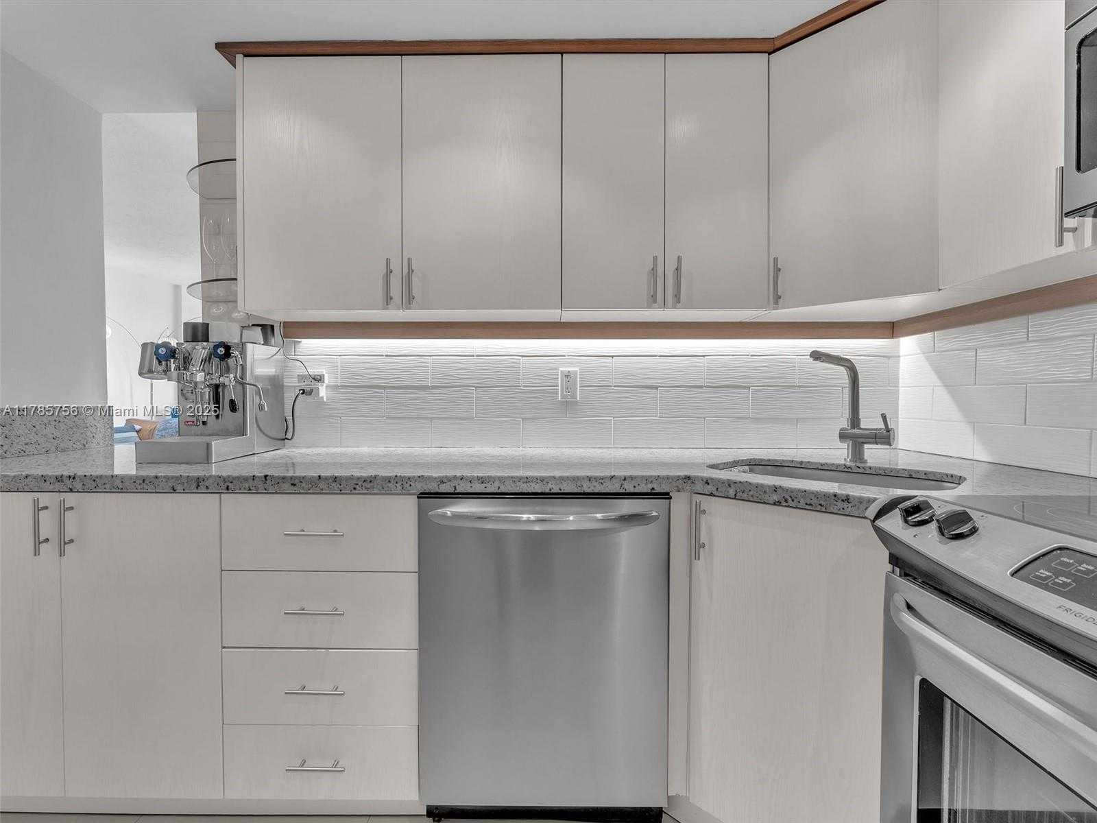 Small Image of 800 WEST AVE #PH06, Miami Beach Number 5
