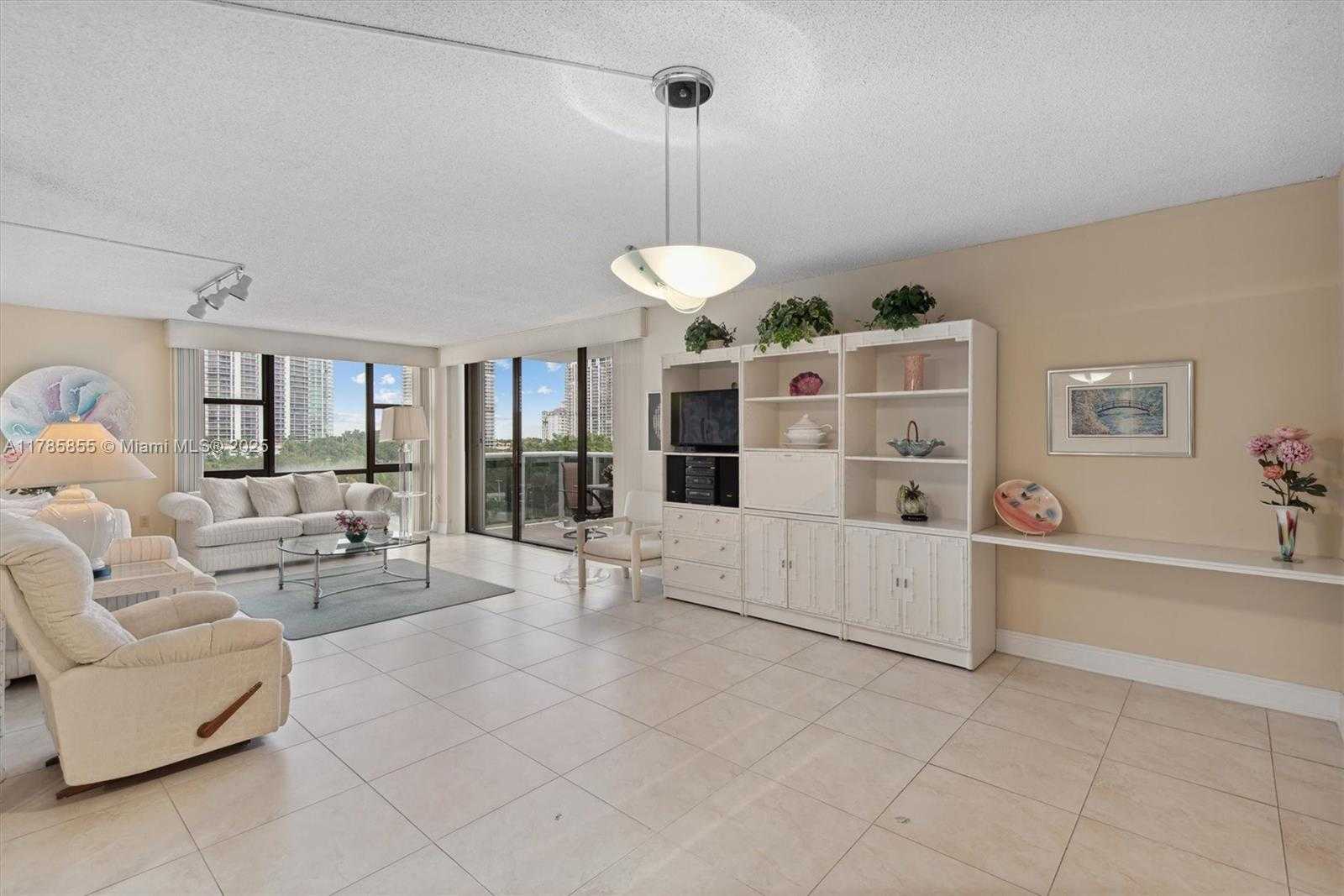 Small Image of 3625 N Country Club Dr, Aventura, FL 33180, USA Number 13