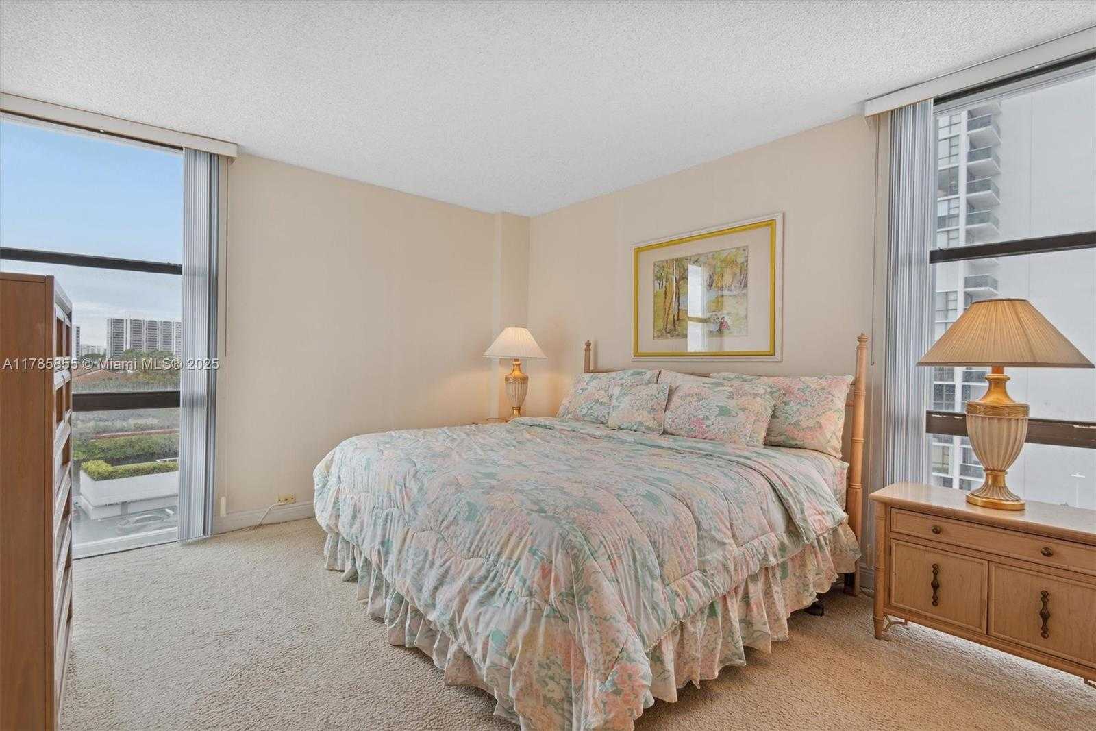 Small Image of 3625 N Country Club Dr, Aventura, FL 33180, USA Number 16