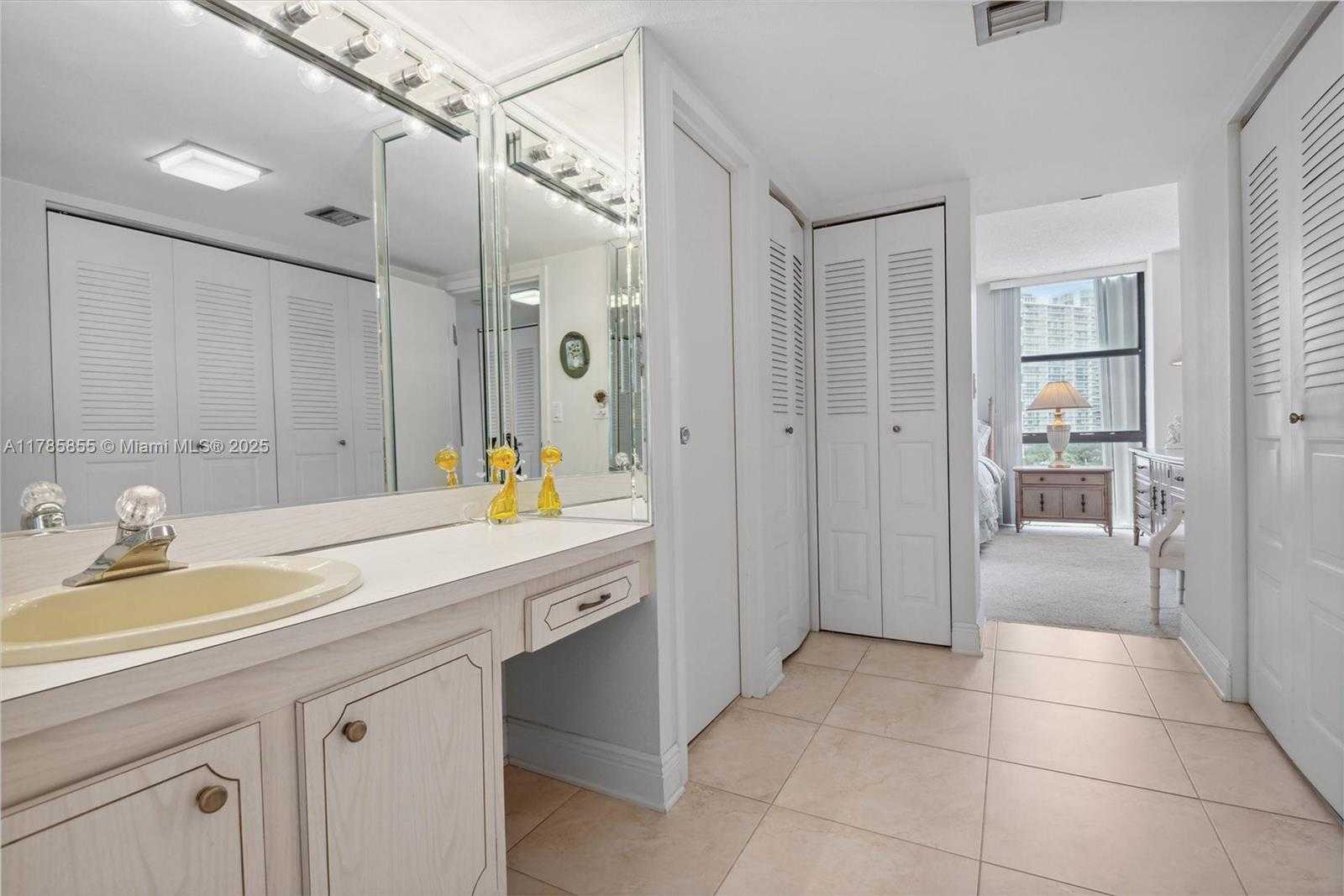 Small Image of 3625 N Country Club Dr, Aventura, FL 33180, USA Number 17