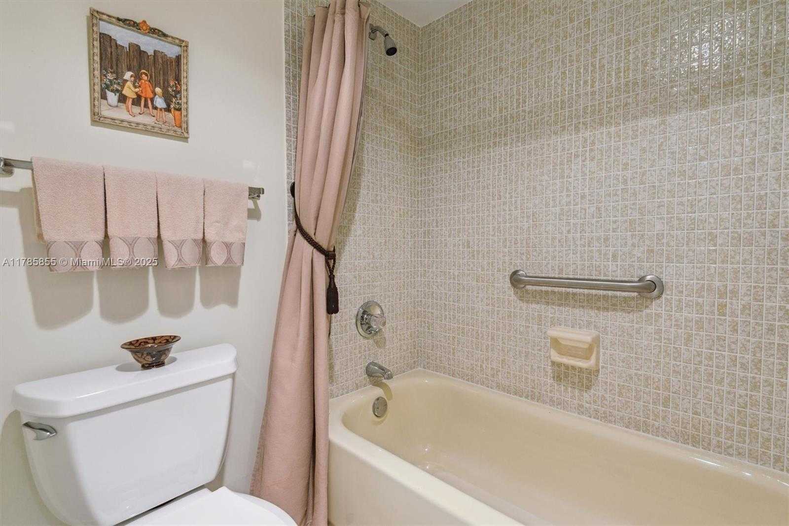 Small Image of 3625 N Country Club Dr, Aventura, FL 33180, USA Number 18