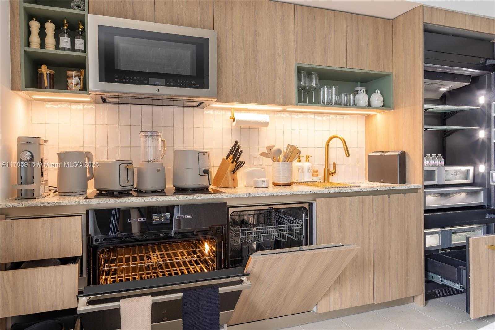 Small Image of 159 NORTH EAST 6TH ST #3701, Miami Number 23