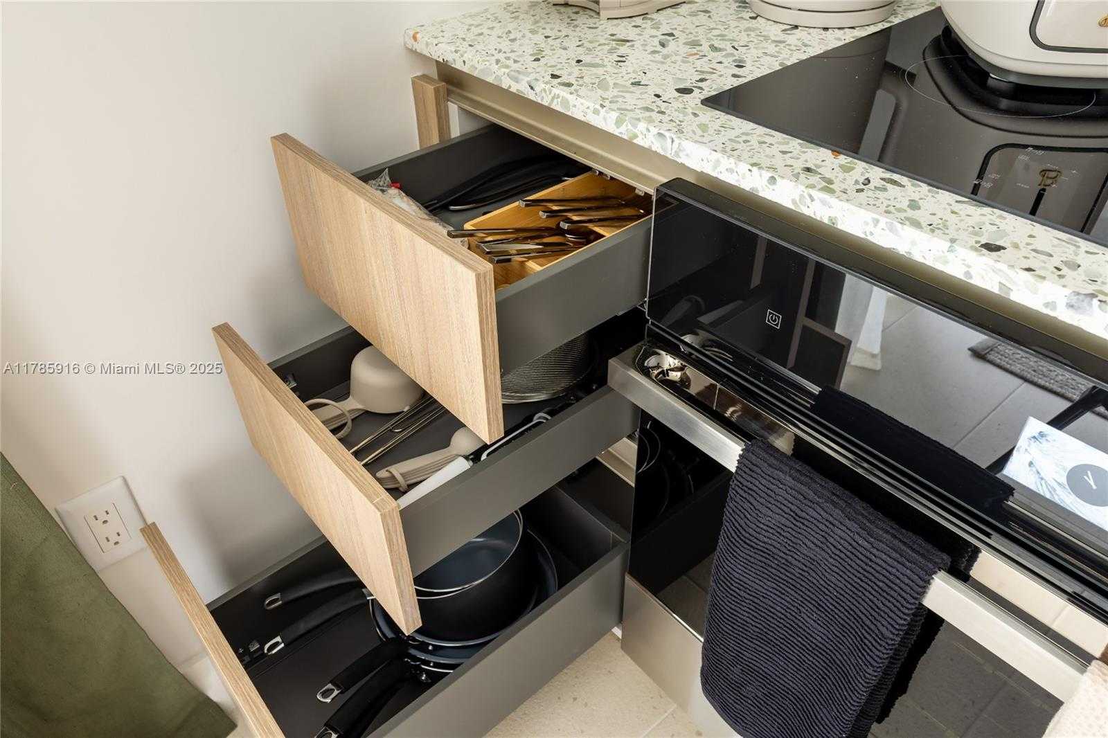 Small Image of 159 NORTH EAST 6TH ST #3701, Miami Number 24