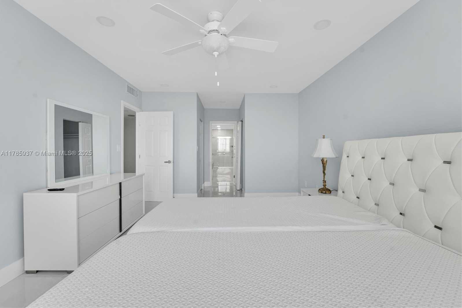 Small Image of 300 BAYVIEW DR #1606, Sunny Isles Beach Number 12