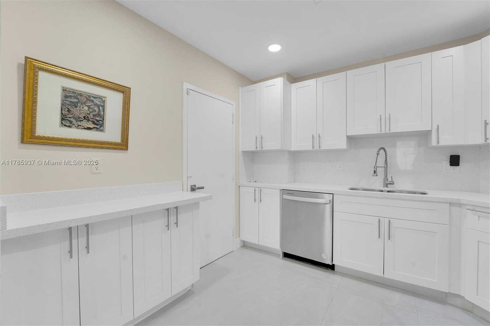 Small Image of 300 BAYVIEW DR #1606, Sunny Isles Beach Number 14