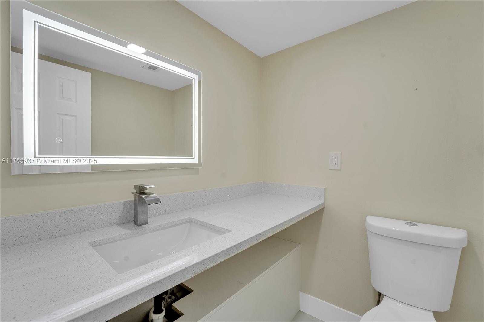 Small Image of 300 BAYVIEW DR #1606, Sunny Isles Beach Number 18