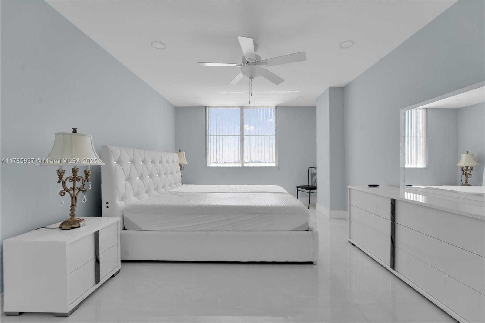 Small Image of 300 BAYVIEW DR #1606, Sunny Isles Beach Number 19