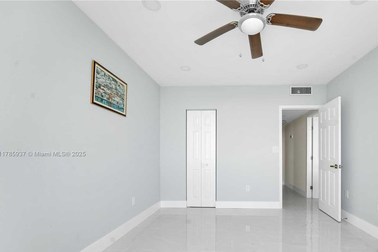 Small Image of 300 BAYVIEW DR #1606, Sunny Isles Beach Number 22