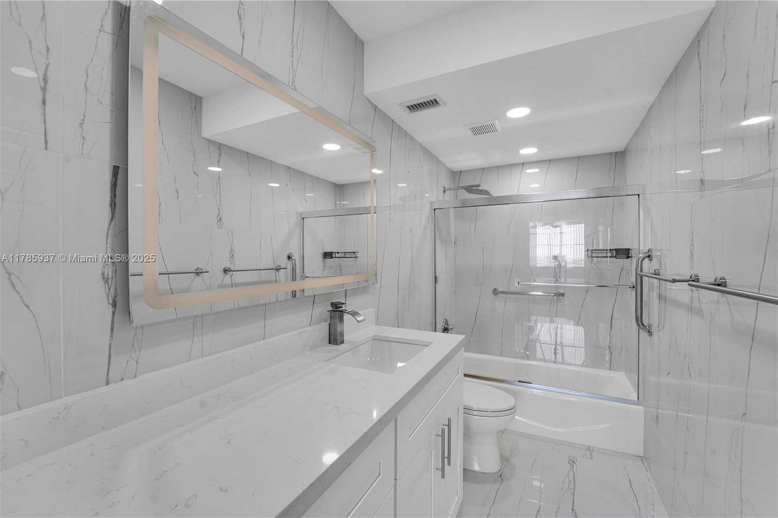 Small Image of 300 BAYVIEW DR #1606, Sunny Isles Beach Number 25