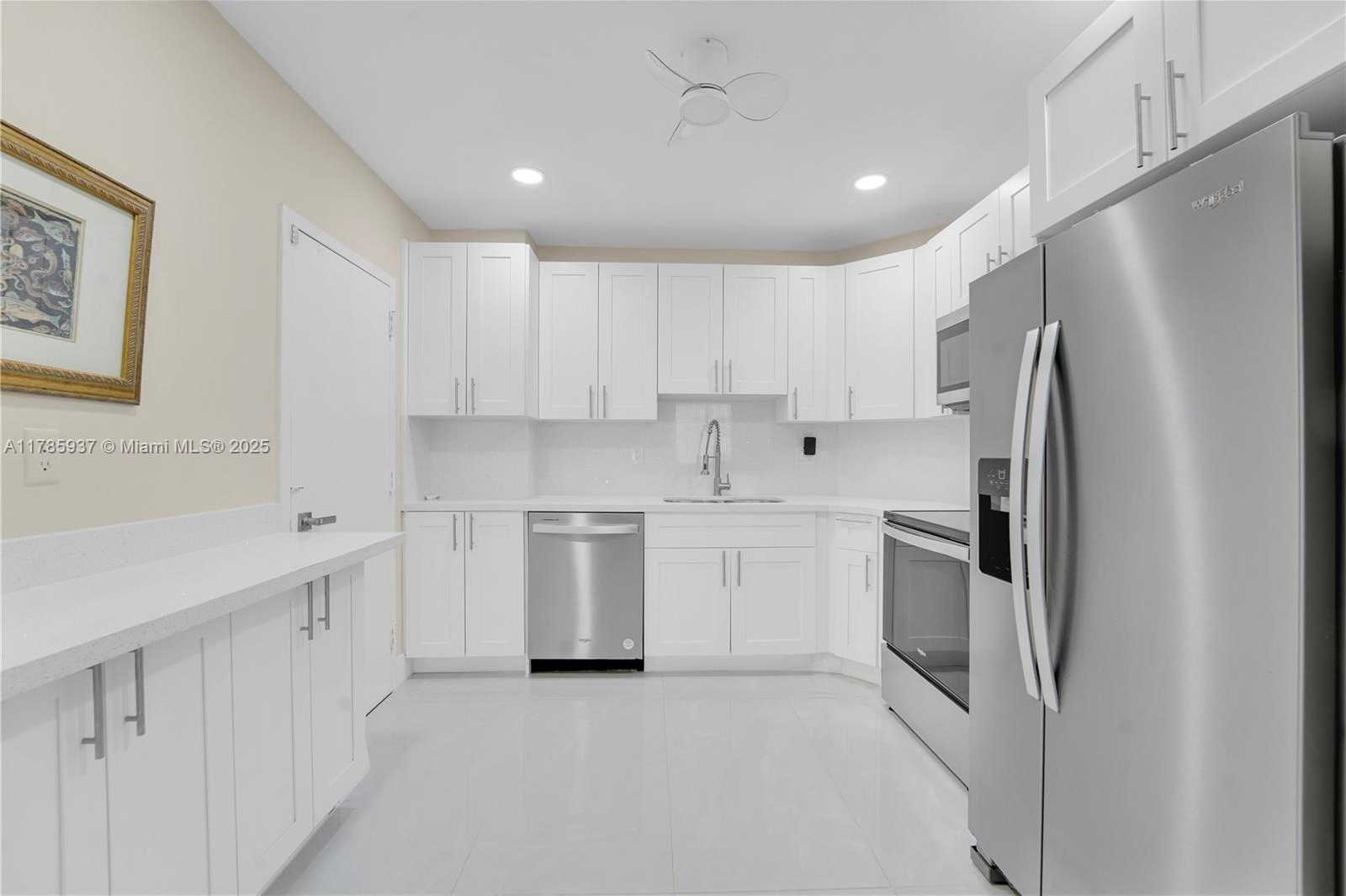 Small Image of 300 BAYVIEW DR #1606, Sunny Isles Beach Number 3