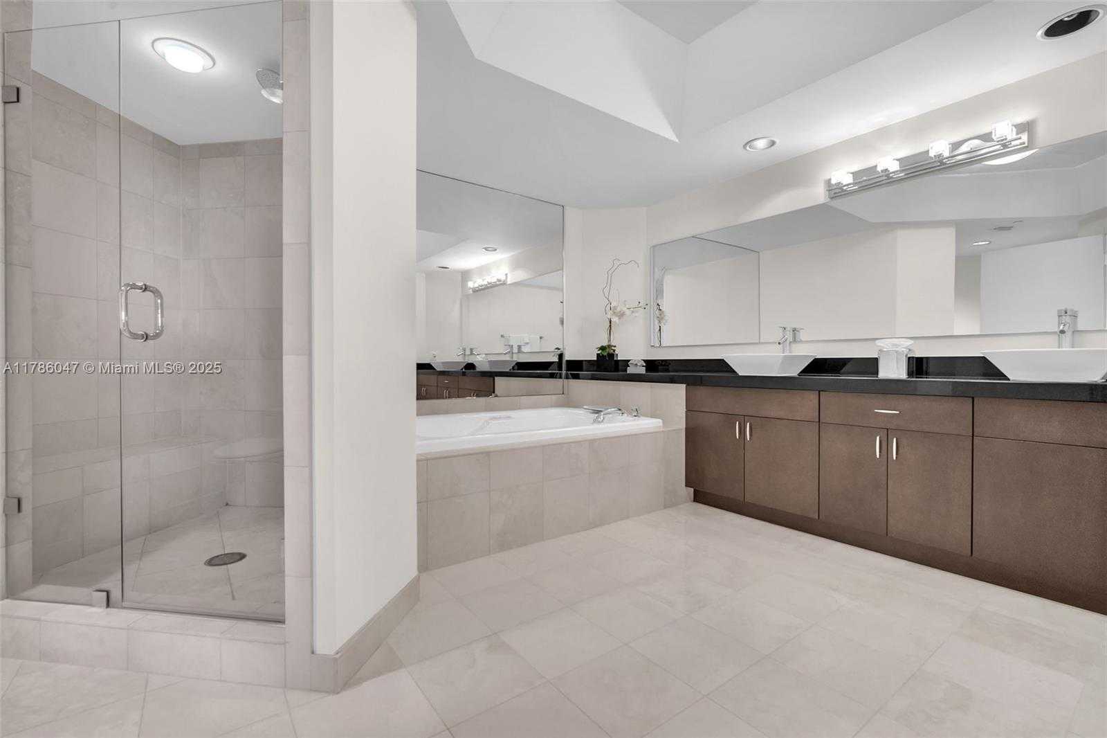 Small Image of 2000 ISLAND BLVD #1704, Aventura Number 27